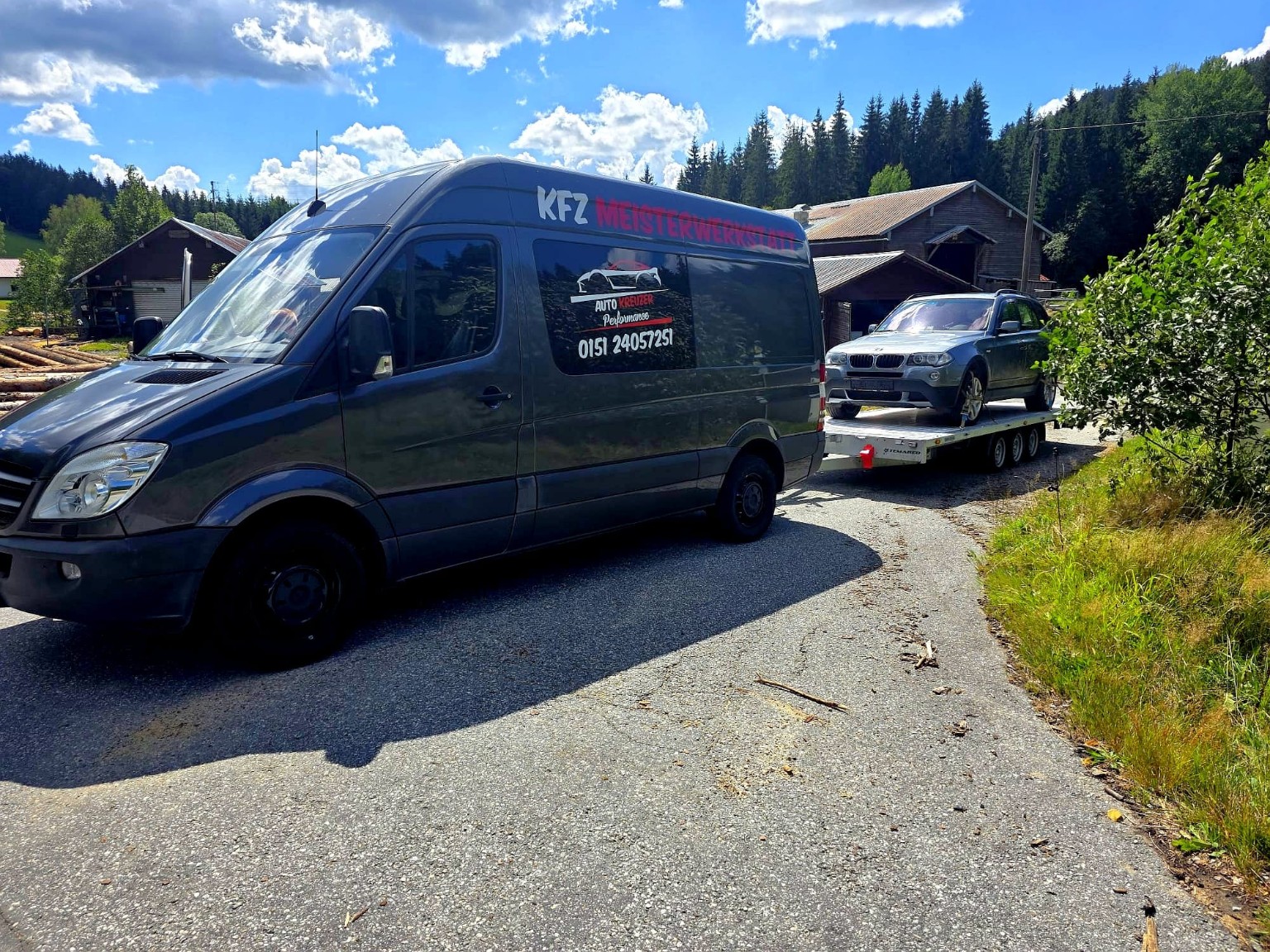 Fahrzeugtransport eines PKW mit Anhänger